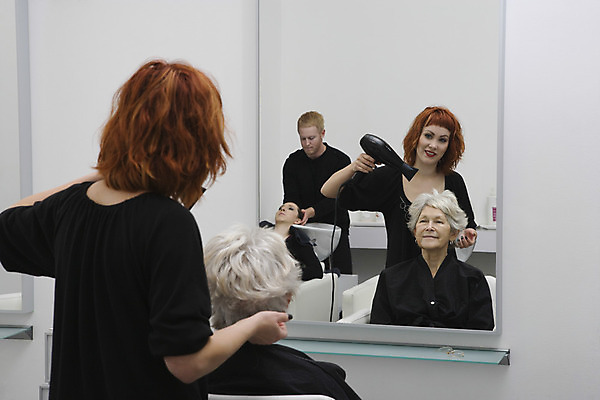 포토 JPG 해외이미지 백인 직업 라이프스타일 여자 남자 행복 비즈니스 건조 실내 미소 사람 여러명 20대 성인 가로 반사 상점 거울 잡기 작업 4 미용실 미용사 이발 고객 캘리포니아 70대 스타일링 이발사 해외202004 해외포토 서양인 노년 감정 다수 모션 표정 청년 내부 생활 숫자 미국 뷰티샵 파일형식 이미지허브