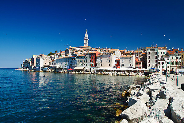 포토 JPG 해외이미지 유럽 바다 여행 건축양식 하늘 낚시 휴가 거리 항해 사람없음 여름 파란색 교회 항구 중세 역사 지중해 언덕 방문 타운 크로아티아 구시가지 바실리카 해외202004 해외포토 계절 건축 나라 컬러 배_교통 종교건축 교통시설 레저 건물 도시 파일형식 이미지허브