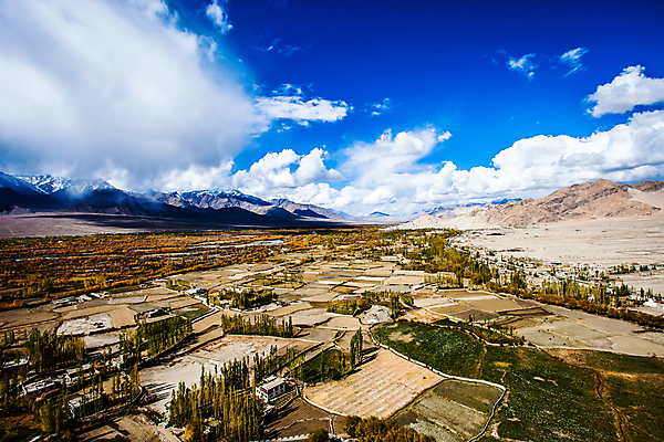 포토 JPG 해외이미지 구름 종교 도로 길 여행 불교 교통시설 자연 하늘 산 풍경 사람없음 야외 운전 자유 고속도로 아스팔트 인도인 방향 고도 장면 수도원 루트 방법 히말라야 수평선 산맥 해외202004 해외포토 자연요소 외국인 교통 컨셉 모션 동양인 시설 생태계 파일형식 이미지허브