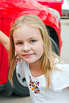 포토 JPG 해외이미지 백인 여학생 유럽 어린이 한명 파란색 금발 흰색 9 8 6 7 해외202004 해외포토 서양인 1 학생 헤어스타일 여자 나라 컬러 사람 숫자 파일형식 이미지허브