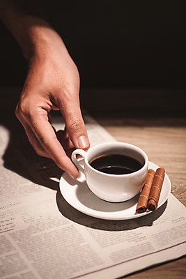 포토 JPG 해외이미지 손 커피 티타임 실내 신체부위 과자 잡기 신문 커피잔 해외202004 해외포토 음료 모션 휴식 디저트 잔 사람 내부 간행물 뉴스 파일형식 이미지허브