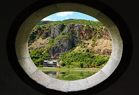 포토 JPG 해외이미지 나무 전통 공원 호수 벽 여행 밭 창문 거리 프레임 풍경 사람없음 야외 빨간색 물 강 농장 반사 여행객 마을 중국 시골 등불 사찰 개울 땅 아치 방앗간 해외202004 해외포토 자연요소 식물 공공시설 아시아 컬러 농업 종교건축 조명 사람 파일형식 이미지허브