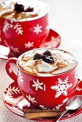 포토 JPG 해외이미지 음료 과일 사람없음 컵 빨간색 컬러풀 갈색 숟가락 검은색 우유 흰색 체리 닫기 시나몬 해외202004 해외포토 식기 컬러 모션 유제품 수저 파일형식 이미지허브