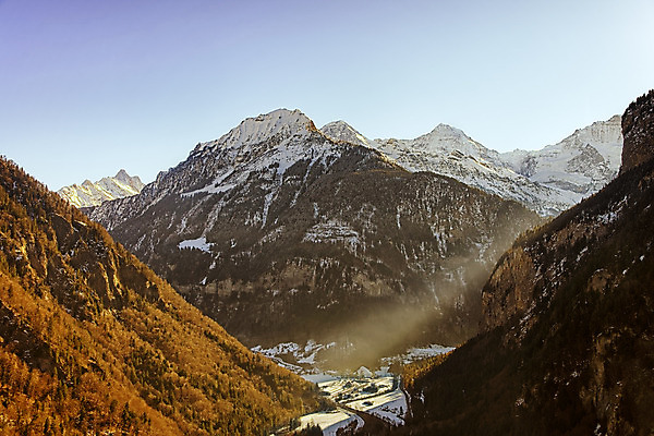 포토 JPG 해외이미지 여행 겨울 하늘 휴가 산 그림자 풍경 사람없음 파란색 햇빛 마을 계곡 안개 헬리콥터 그늘 스위스 알프스 산악지대 베른 절정 조감도 해외202004 해외포토 계절 유럽 컬러 날씨 비행기 태양 파일형식 이미지허브