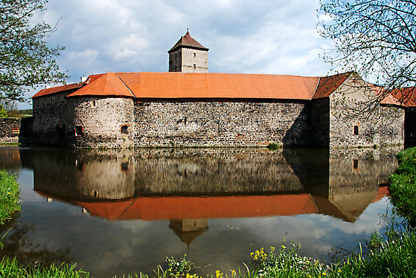 포토 JPG 해외이미지 호수 벽 건축양식 사람없음 건물 물 반사 탑 거울 연못 성 중세 재산 체코 유지 귀족 해외202004 해외포토 자연요소 건축물 건축 유럽 금융 역사 파일형식 이미지허브