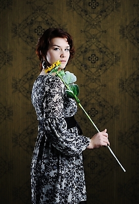 포토 JPG 해외이미지 모델 응시 드레스 옷 여자 꽃 얼굴 해바라기 선물 한명 노란색 기다림 우아함 해외202004 해외포토 식물 1 시선 컬러 컨셉 모션 사람 신체부위 파일형식 이미지허브