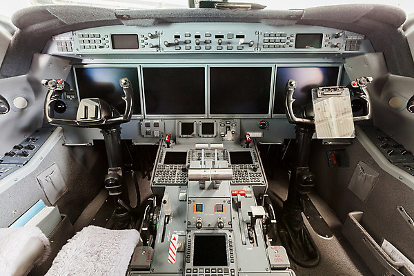 포토 JPG 해외이미지 구름 여행 의자 비즈니스 창문 교통시설 발 하늘 비행기 실내 사람없음 내부 파란색 모니터 운전 흰색 기구 업무 고급 정상 파일럿 고도 항공 제트기 대패 작동 전용 제어 수평선 해외202004 해외포토 자연요소 직업 컬러 가구 교통 컨셉 항공교통 모션 대중교통 신체부위 컴퓨터 작업 시설 파일형식 이미지허브