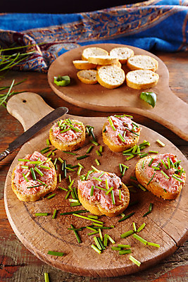 포토 JPG 해외이미지 음식 빵 조각 샌드위치 육류 돼지고기 사람없음 목재 주방 식사 펼침 수확 시골 소시지 아침식사 쪽파 브루스케타 호밀 해외202004 해외포토 나무 농업 식재료 재료 모션 곡류 가공식품 파 파일형식 이미지허브