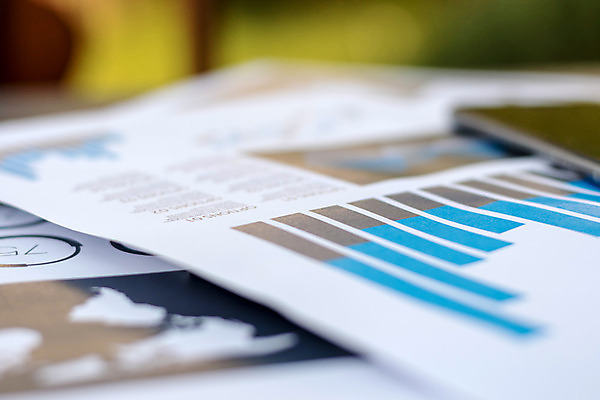 포토 JPG 해외이미지 백인 직업 손 종이 컨셉 비즈니스 텍스트 탁자 성공 노동자 직장 사람 앉기 사람없음 금융 노트북 컴퓨터 사무실 펜 거래 흰색 잡기 업무 비즈니스맨 정상 편지 책상 계약 사인 보고서 경영자 서식 문서 서명 변호사 경영 고용 해외202004 해외포토 서양인 남자 컬러 가구 회사 모션 신체부위 경제 전자제품 필기구 구직 작업 직장인 리더 채용 파일형식 이미지허브