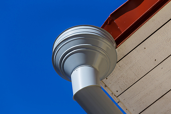 포토 JPG 해외이미지 외관 건축양식 하늘 지붕 날씨 아파트 주택 외벽 사람없음 야외 목재 파란색 금속 흐름 모서리 보호 플라스틱 옥상 청소 콘도 해외202004 해외포토 나무 건축 벽 컬러 컨셉 재료 재질 숙소 건물 파일형식 이미지허브