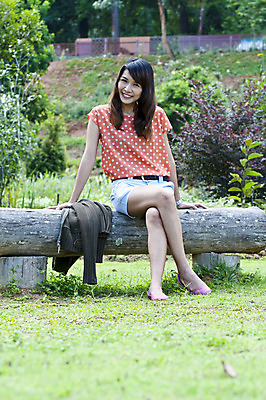 포토 JPG 해외이미지 전신 라이프스타일 공원 여자 행복 여유 40대 중년 한명 웃음 사람 앉기 동양인 야외 세로 정원 중국 카피스페이스 해외202004 해외포토 1 공공시설 감정 아시아 모션 표정 인종 성인 생활 공백 파일형식 이미지허브