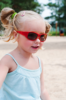 포토 JPG 해외이미지 백인 라이프스타일 여자 행복 어린이 한명 사람 야외 선글라스 아기 우아함 달콤 걸음마 해외202004 해외포토 서양인 1 감정 안경 컨셉 모션 생활 맛 파일형식 이미지허브