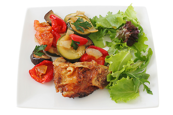 포토 JPG 해외이미지 접시 음식 토마토 채소 호박 가지 육류 사람없음 식사 저녁식사 치킨 고명 굽기 후추 점심식사 고립 해외202004 해외포토 식기 식재료 구이 향신료 닭고기요리 파일형식 이미지허브