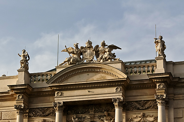포토 JPG 해외이미지 구름 외관 유럽 조각 건축양식 하늘 왕관 미술 사람없음 건물 파란색 조각상 바위 기둥 역사 클래식 극장 직원 아치 트럼펫 방패 옛날 해외202004 해외포토 자연요소 건축물 건축 나라 컬러 컨셉 문화예술 조형물 돌_바위 금관악기 파일형식 이미지허브