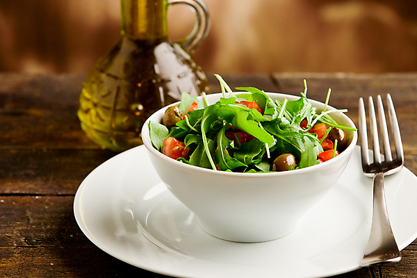 포토 JPG 해외이미지 접시 음식 포크 다이어트 토마토 사람없음 빛 이탈리아 시골 사발 상추 올리브 건강식 루꼴라 해외202004 해외포토 식기 열매 유럽 채소 건강 사기그릇 파일형식 이미지허브