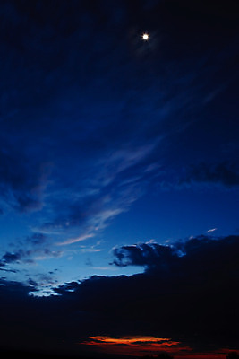 포토 JPG 해외이미지 구름 풍경 사람없음 빨간색 파란색 평화 일몰 달 스카이라인 해외202004 해외포토 자연요소 컬러 컨셉 노을 파일형식 이미지허브