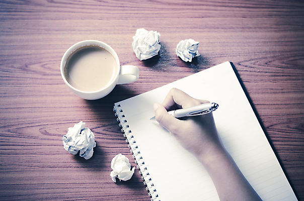 포토 JPG 해외이미지 손 커피 실내 신체부위 펜 공책 기록 잡기 종이뭉치 해외202004 해외포토 종이 음료 모션 문구용품 사람 내부 필기구 뭉치 파일형식 이미지허브