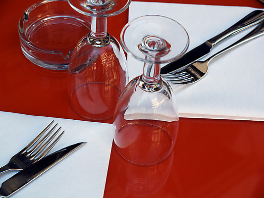 포토 JPG 해외이미지 디자인 음식 포크 탁자 사람없음 빨간색 식당 와인 식사 카페 프랑스 흰색 설정 점심식사 파리(프랑스) 해외202004 해외포토 식기 유럽 컬러 가구 주류 상점 파일형식 이미지허브