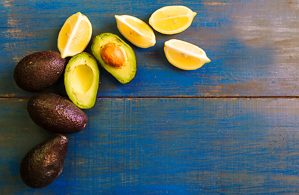 포토 JPG 해외이미지 음식 백그라운드 다이어트 채소 과일 탁자 건강 사람없음 목재 초록색 파란색 우주 시골 신선 정상 레몬 유기농 날것 라임 아보카도 과카몰리 채식주의자 비건 해외202004 해외포토 나무 웰빙 컬러 가구 재료 소스_음식 채식 파일형식 이미지허브