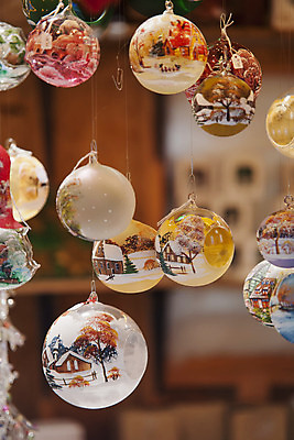 포토 JPG 해외이미지 전통 계절 크리스마스장식 크리스마스 겨울 공 유리 휴가 매달리기 사람없음 장식 장식볼 축하 원형 12월 오브젝트 여의주 해외202004 해외포토 도형 기념일 컨셉 모션 재질 날짜 파일형식 이미지허브