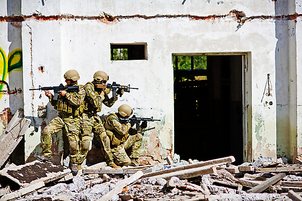 포토 JPG 해외이미지 무기 군대 경비 야외 세명 힘 군인 사막 자신감 공격 충돌 군용 싸움 전쟁 보안 육군 기어 애국심 갑옷 장교 총포 특별함 해외202004 해외포토 직업 감정 컨셉 모션 안전 사람 보호 보호장비 국군 파일형식 이미지허브
