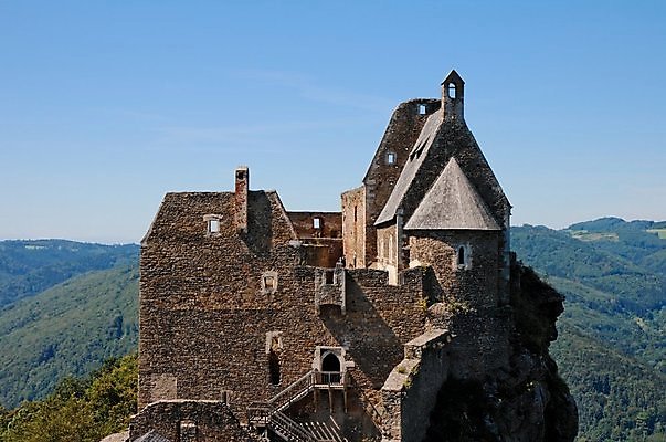 포토 JPG 해외이미지 벽 하늘 지붕 양파 벽돌 산 주택 굴뚝 풍경 사람없음 건물 빨간색 초록색 파란색 갈색 계단 탑 계곡 회색 바위 최고 성 중세 역사 오스트리아 타일 언덕 원뿔 유지 깨짐 옛날 파멸 수평선 해외202004 해외포토 도형 건축물 유럽 컬러 컨셉 채소 돌_바위 파일형식 소멸 이미지허브