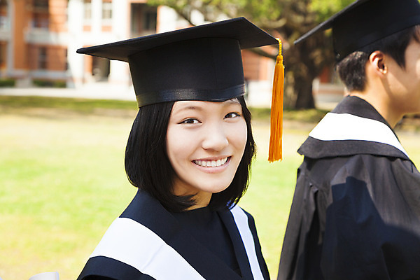 포토 JPG 해외이미지 나무 구름 학생 라이프스타일 계절 여자 교육 남자 행복 졸업 학교 하늘 성공 미소 동양인 인종 야외 두명 여름 햇빛 태양 맑음 봄 축하 표현 가운 자신감 그룹 졸업장 대학교 줄서기 증명서 총각 해외202004 해외포토 자연요소 식물 옷 감정 컨셉 모션 날씨 표정 사람 생활 파일형식 이미지허브