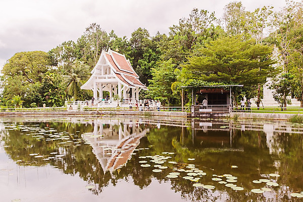 포토 JPG 해외이미지 전통 디자인 아시아 종교 문화 조각 여행 불교 건축양식 태국 하늘 미술 동양인 풍경 사람없음 장식 반사 교회 거울 흰색 죽음 연못 사찰 정교 푸켓 스타일 해외202004 해외포토 건축 나라 컬러 종교건축 문화예술 인종 파일형식 이미지허브
