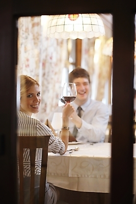 포토 JPG 해외이미지 커플 여자 남자 행복 데이트 탁자 조명 함께함 실내 들기 앉기 상반신 성인 두명 앞모습 뒷모습 레스토랑 와인 식사 뒤돌아보기 연애 창밖 성인만 해외202004 해외포토 감정 뷰포인트 가구 컨셉 창문 관계 모션 주류 사람 내부 식당 파일형식 이미지허브