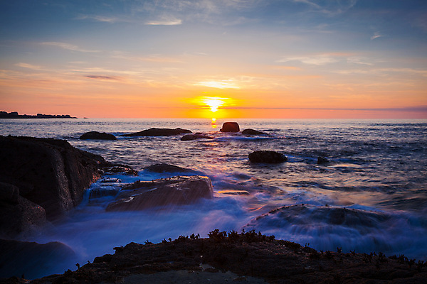 포토 JPG 해외이미지 바다 분홍색 여행 자연 하늘 등대 풍경 사람없음 빨간색 물 파란색 장미 일몰 프랑스 바위 대서양 갑옷 화강암 해외202004 해외포토 자연요소 꽃 유럽 컬러 노을 암석 돌_바위 보호장비 생태계 파일형식 이미지허브