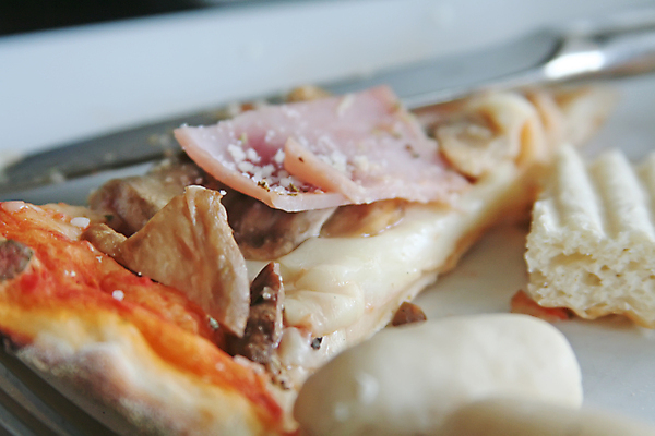 포토 JPG 해외이미지 전통 유럽 음식 조각 토마토 치즈 피자 육류 요리 사람없음 식사 저녁식사 이탈리아 껍질 흰색 신선 뜨거움 소시지 폐기물 속도 햄 반죽 베이컨 점심식사 다진 페퍼로니 평야 해외202004 해외포토 나라 컬러 채소 식재료 자연 유제품 패스트푸드 서양음식 돼지고기 가공식품 쓰레기 파일형식 이미지허브