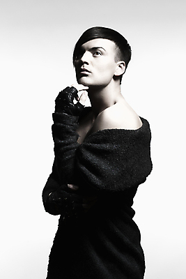 포토 JPG 해외이미지 백인 모델 응시 남자 얼굴 장갑 한명 사람 머리 유행 이발 고립 해외202004 해외포토 서양인 1 시선 잡화 신체부위 파일형식 이미지허브