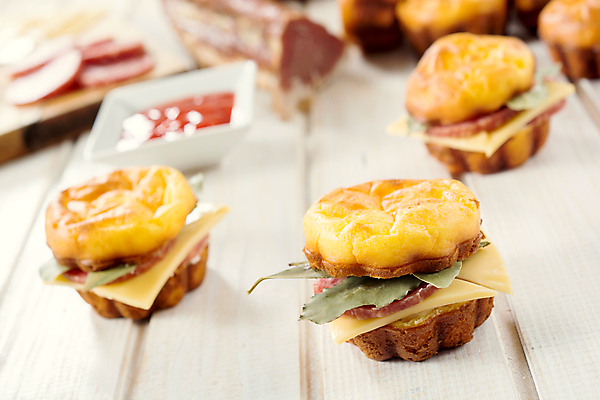 포토 JPG 해외이미지 접시 커피 음식 빵 조각 오이 치즈 쟁반 파슬리 샌드위치 육류 돼지고기 요리 사람없음 식당 저녁식사 소시지 올리브 햄 서빙 칼로리 S 점심식사 미니 뷔페 해외202004 해외포토 식기 알파벳 열매 음료 채소 식재료 유제품 상점 식사 가공식품 파일형식 이미지허브