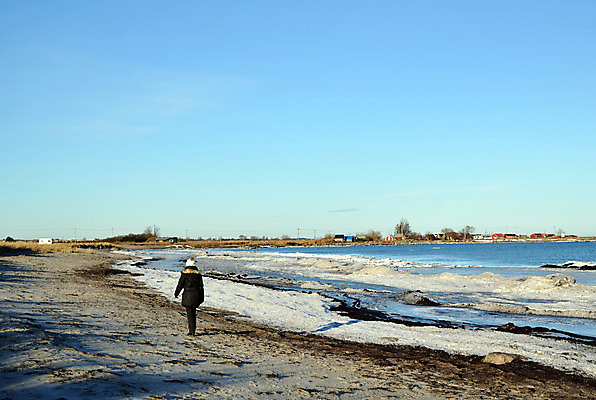 포토 JPG 해외이미지 겨울 자연 하늘 휴가 휴식 스웨덴 그림자 한명 사람 풍경 야외 가로 물 파란색 햇빛 태양 걷기 맑음 얼음 봄 산책 발트해 카라반 해외202004 해외포토 자연요소 1 계절 바다 컬러 컨셉 모션 날씨 북유럽 생태계 캠핑카 파일형식 이미지허브