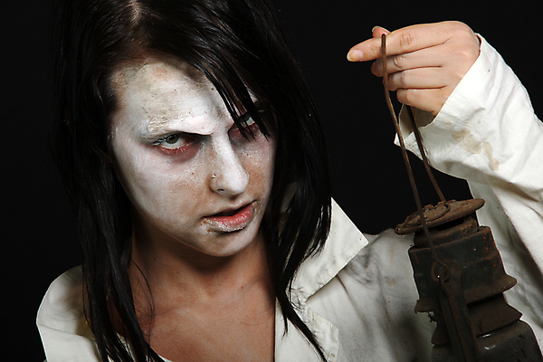 포토 JPG 해외이미지 백인 모델 옷 여자 감정 포즈 한명 사람 성인 가로 세로 빛 검은색 할로윈 분노 흰색 표현 마법 일반 나쁜 가면무도회 몬스터 심각 못생김 오싹 해외202004 해외포토 서양인 1 컬러 컨셉 무도회 파일형식 이미지허브