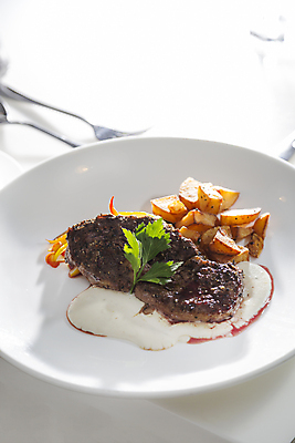 포토 JPG 해외이미지 접시 음식 백그라운드 채소 육류 스테이크 요리 비프스테이크 사람없음 옆모습 빨간색 식당 식사 저녁식사 샐러드 소고기 흰색 닫기 중앙 그릴 굽기 허브 향신료 서빙 로즈메리 해외202004 해외포토 식물 식기 뷰포인트 컬러 식재료 모션 주방용품 서양음식 상점 구이 향미료 파일형식 이미지허브