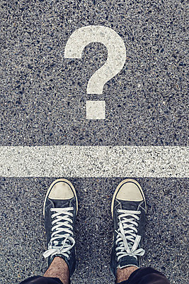 포토 JPG 해외이미지 라이프스타일 도로 운동화 가이드 발 거리 한명 서기 산책 도전 물음표 도시 퀴즈 보행자 보행로 질문 방향 위치 문제 세대 의심 대답 혼란 해외202004 해외포토 직업 1 기호 감정 길 신발 컨셉 교통시설 모션 휴식 사람 생활 신체부위 파일형식 이미지허브