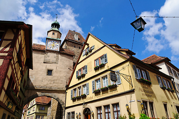 포토 JPG 해외이미지 구름 유럽 여행 하늘 거리 주택 독일 풍경 사람없음 건물 도시풍경 컬러풀 여행객 봄 중세 역사 첨탑 강렬 구시가지 조언 바이에른 강조 해외202004 해외포토 자연요소 건축물 계절 나라 컬러 사람 탑 도시 파일형식 이미지허브