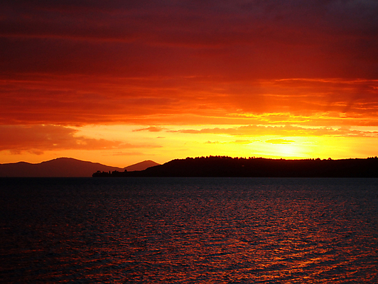 포토 JPG 해외이미지 구름 실루엣 호수 물결 파도 오렌지 자연 하늘 새로움 산 풍경 사람없음 빨간색 물 컬러풀 태양 반사 노란색 일출 일몰 화산 설정 강렬 절정 해외202004 해외포토 자연요소 바다 컬러 컨셉 과일 촬영기법 노을 생태계 파일형식 이미지허브
