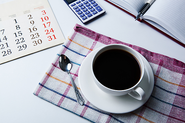 포토 JPG 해외이미지 직업 교육 종이 커피 음료 비즈니스 설계 사람없음 컵 사무실 다이어리 계산기 달력 업무 계산 신문 아침식사 인쇄 읽기 문서 조리대 언론 시트 일시정지 해외202004 해외포토 식기 컨셉 모션 문구용품 간행물 사무용품 식사 장비 작업 뉴스 파일형식 이미지허브