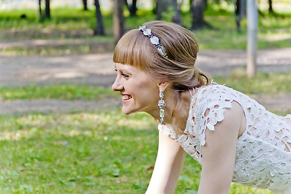 포토 JPG 해외이미지 백인 모델 헤어스타일 드레스 공원 여자 유럽 얼굴 결혼 결혼식 건강 한명 미소 야외 가로 여름 파란색 치마 금발 갈색 유행 흰색 표현 실크 자수 해외202004 해외포토 서양인 1 옷 계절 공공시설 나라 컬러 하의 표정 사람 이벤트 신체부위 직물 파일형식 이미지허브