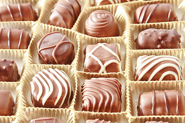 포토 JPG 해외이미지 음식 백그라운드 디저트 발렌타인데이 사탕 사람없음 상자 갈색 초콜릿 어둠 흰색 달콤 맛 유혹 설탕 먹기 코코아 고립 프랄린 해외202004 해외포토 음료 컬러 컨셉 모션 데이이벤트 파일형식 이미지허브