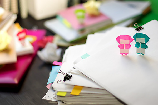 포토 JPG 해외이미지 교육 종이 어린이 분홍색 비즈니스 학교 놀이 사람없음 책 초록색 친구 스터디 컬러풀 사무실 쌓기 흰색 업무 인쇄 책상 오브젝트 준비 파일 바쁨 종이접기 만들기 폴더 닌자 헬프 해외202004 해외포토 컬러 가구 관계 모션 사람 학습 작업 도움 접기 파일형식 이미지허브