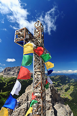 포토 JPG 해외이미지 구름 종교 스포츠 십자가 자연 하늘 휴가 산 풍경 사람없음 야외 여름 파란색 계곡 이탈리아 등산 트래킹 하이킹 바위 깃발 정상 철 심볼 오르기 알프스 암초 통과 절정 해외202004 해외포토 자연요소 계절 유럽 컬러 모션 레저 돌_바위 생태계 파일형식 이미지허브