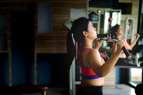 포토 JPG 해외이미지 모양 백인 라이프스타일 여자 스포츠 신체 의자 근육 실내 건강 한명 사람 앉기 성인 운동 우주 힘 기계 거울 장비 당기기 몸무게 보디빌딩 연습 체육관 근육질 머리위 팔 리프팅 어려움 핵심 해외202004 해외포토 서양인 1 가구 모션 내부 생활 신체부위 헬스 몸매 파일형식 이미지허브