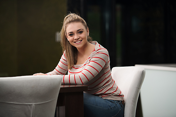 포토 JPG 해외이미지 백인 학생 라이프스타일 여자 행복 대학생 청소년 휴식 아이디어 실내 한명 미소 웃음 앉기 10대 카페 마시기 업무 바 유머 긍정 카페테리아 성인여자만 해외202004 해외포토 서양인 1 감정 컨셉 모션 표정 사람 내부 생활 상점 작업 여자만 성인만 파일형식 이미지허브