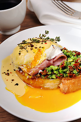 포토 JPG 해외이미지 접시 커피 포크 식탁 사람없음 계란 바게트 커피잔 허브 과카몰리 나무탁자 에그베네딕트 해외202004 해외포토 식물 식기 음료 빵 탁자 잔 샌드위치 알 소스_음식 파일형식 이미지허브