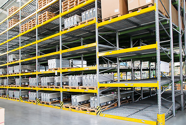 포토 JPG 해외이미지 산업 공장 선반 사람없음 내부 금속 기댐 상품 창고 수납 가치 물류 업그레이드 해외202004 해외포토 가구 공업 모션 재질 파일형식 이미지허브