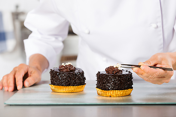 포토 JPG 해외이미지 직업 접시 손 여자 유니폼 디저트 요리 한명 장식 과자 케이크 주방 식당 초콜릿 요리사 검은색 고명 달콤 맛 냄비 유혹 크림 서비스 국자 준비 만들기 서빙 토핑 코코아 곰팡이 제빵사 페스츄리 해외202004 해외포토 1 식기 옷 음료 음식 빵 컬러 컨셉 모션 주방용품 사람 신체부위 상점 솥 파일형식 이미지허브