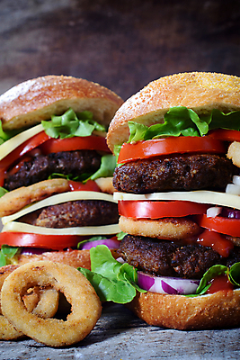 포토 JPG 해외이미지 패스트푸드 실내 사람없음 쌓기 두개 햄버거 인스턴트 정크푸드 큼 양파링 나무배경 해외202004 해외포토 음식 백그라운드 2 모션 내부 튀김 크기 파일형식 이미지허브